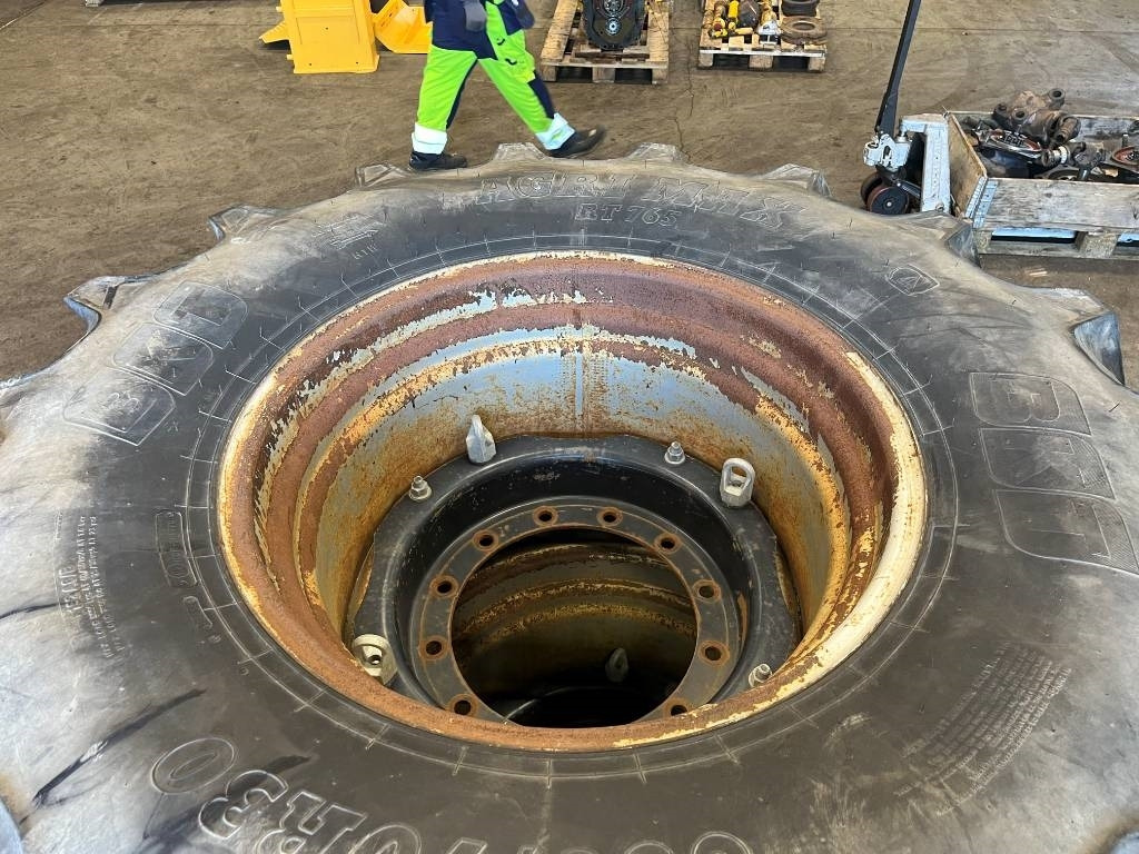 BKT 600/70R30 till Case Magnum 310 - Pneu pour Machine agricole: photos 3 BKT 600/70R30 till Case Magnum 310 - Pneu pour Machine agricole: photos 3