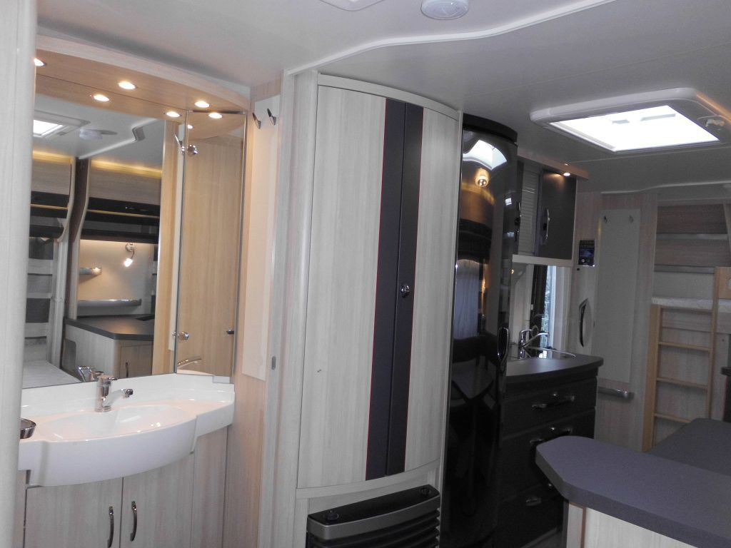 Caravane Hobby DE LUXE EDITION 560 KMFe 1 Hand XT-Mover Garage: photos 13