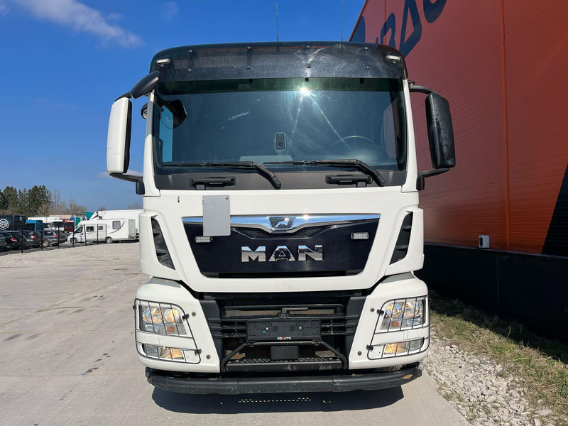 MAN TGS 26.420 6x2*4 HIAB 302E-6 / PLATFORM L=6532 mm - Camion plateau, Camion grue: photos 3 MAN TGS 26.420 6x2*4 HIAB 302E-6 / PLATFORM L=6532 mm - Camion plateau, Camion grue: photos 3