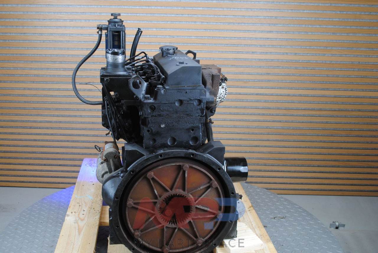 Komatsu 4D95 - Moteur: photos 4 Komatsu 4D95 - Moteur: photos 4