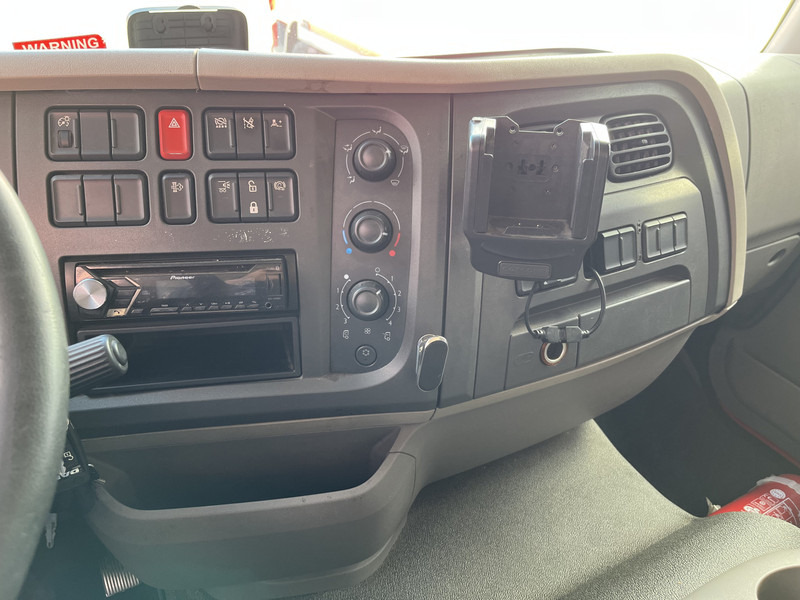 DAF LF 210 FA / 12 Ton / 344 dkm / Koffer / LBW / NL LKW - Camion fourgon: photos 4 DAF LF 210 FA / 12 Ton / 344 dkm / Koffer / LBW / NL LKW - Camion fourgon: photos 4
