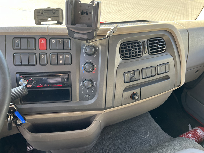 DAF LF 210 FA / 12 Ton / 394 dkm / Box / Loadlift / NL Truck - Camion fourgon: photos 5 DAF LF 210 FA / 12 Ton / 394 dkm / Box / Loadlift / NL Truck - Camion fourgon: photos 5