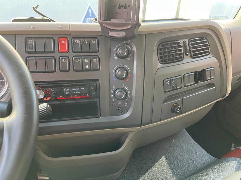 DAF LF 210 FA / 12 Ton / 396 dkm / Box / Loadlift / NL Truck - Camion fourgon: photos 5 DAF LF 210 FA / 12 Ton / 396 dkm / Box / Loadlift / NL Truck - Camion fourgon: photos 5