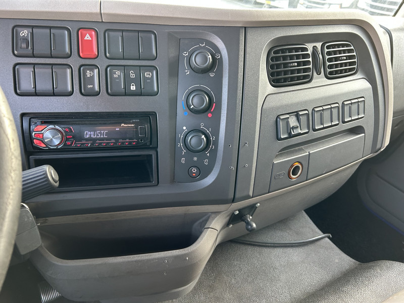 DAF LF 210 FA / 12 Ton / 557 dlm / Curtainside / Loadlift / APK TUV 05-26 - Camion à rideaux coulissants: photos 5 DAF LF 210 FA / 12 Ton / 557 dlm / Curtainside / Loadlift / APK TUV 05-26 - Camion à rideaux coulissants: photos 5