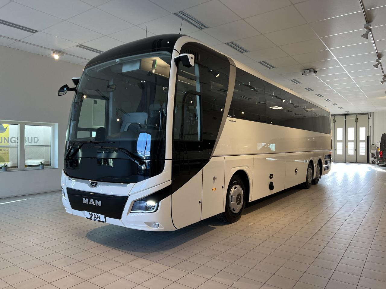 MAN Lions Coach R09 Euro 6E (Dark Edition) - Autocar: photos 3 MAN Lions Coach R09 Euro 6E (Dark Edition) - Autocar: photos 3