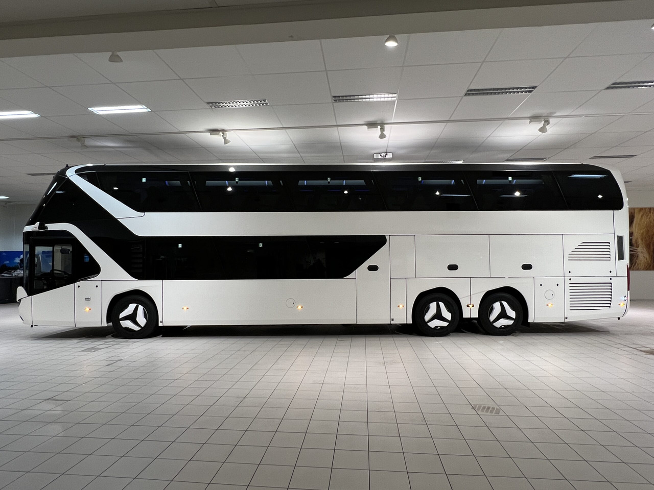 NEOPLAN SKYLINER P06 Euro 6E V.I.P / Exclusive Class (Dark Edition) - Autocar: photos 3 NEOPLAN SKYLINER P06 Euro 6E V.I.P / Exclusive Class (Dark Edition) - Autocar: photos 3
