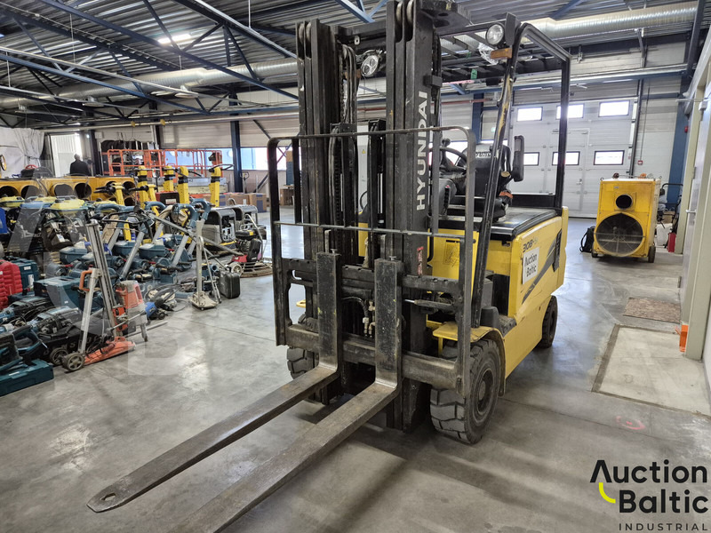 Hyundai 30B-9 - Chariot élévateur électrique: photos 1 Hyundai 30B-9 - Chariot élévateur électrique: photos 1