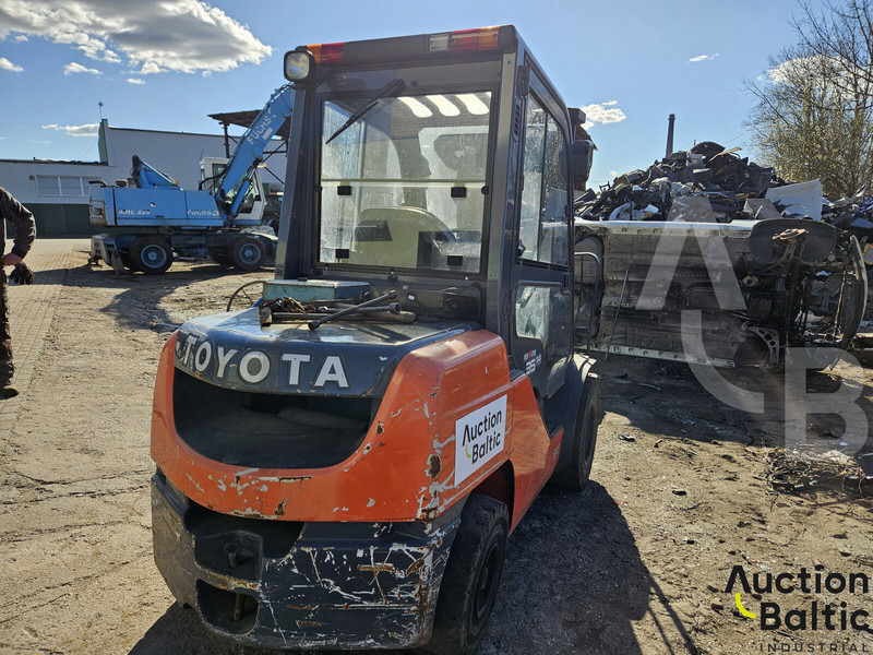 Toyota E 811 - Chariot élévateur diesel: photos 3 Toyota E 811 - Chariot élévateur diesel: photos 3