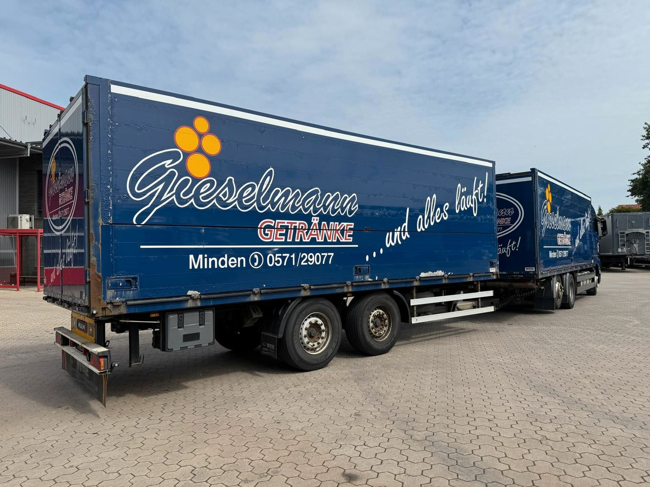 MAN TGA Schwenkwand-Getränkeaufbau incl. Anhänger - Camion pour le transport de boissons: photos 3 MAN TGA Schwenkwand-Getränkeaufbau incl. Anhänger - Camion pour le transport de boissons: photos 3