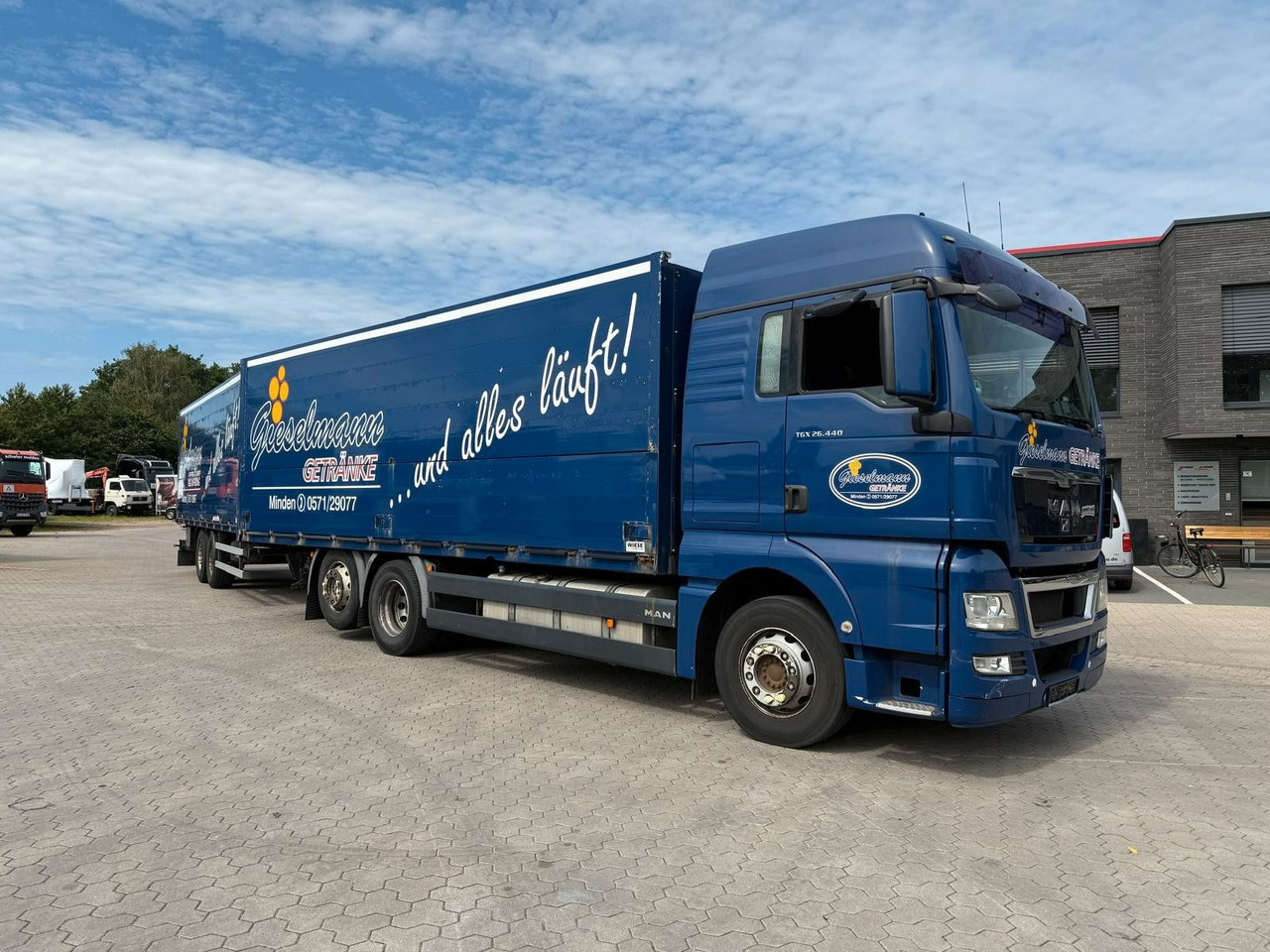 MAN TGA Schwenkwand-Getränkeaufbau incl. Anhänger - Camion pour le transport de boissons: photos 1 MAN TGA Schwenkwand-Getränkeaufbau incl. Anhänger - Camion pour le transport de boissons: photos 1