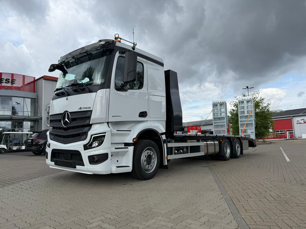 Mercedes-Benz Actros mit Rampen, Maschinentransporter - Camion plateau: photos 1 Mercedes-Benz Actros mit Rampen, Maschinentransporter - Camion plateau: photos 1