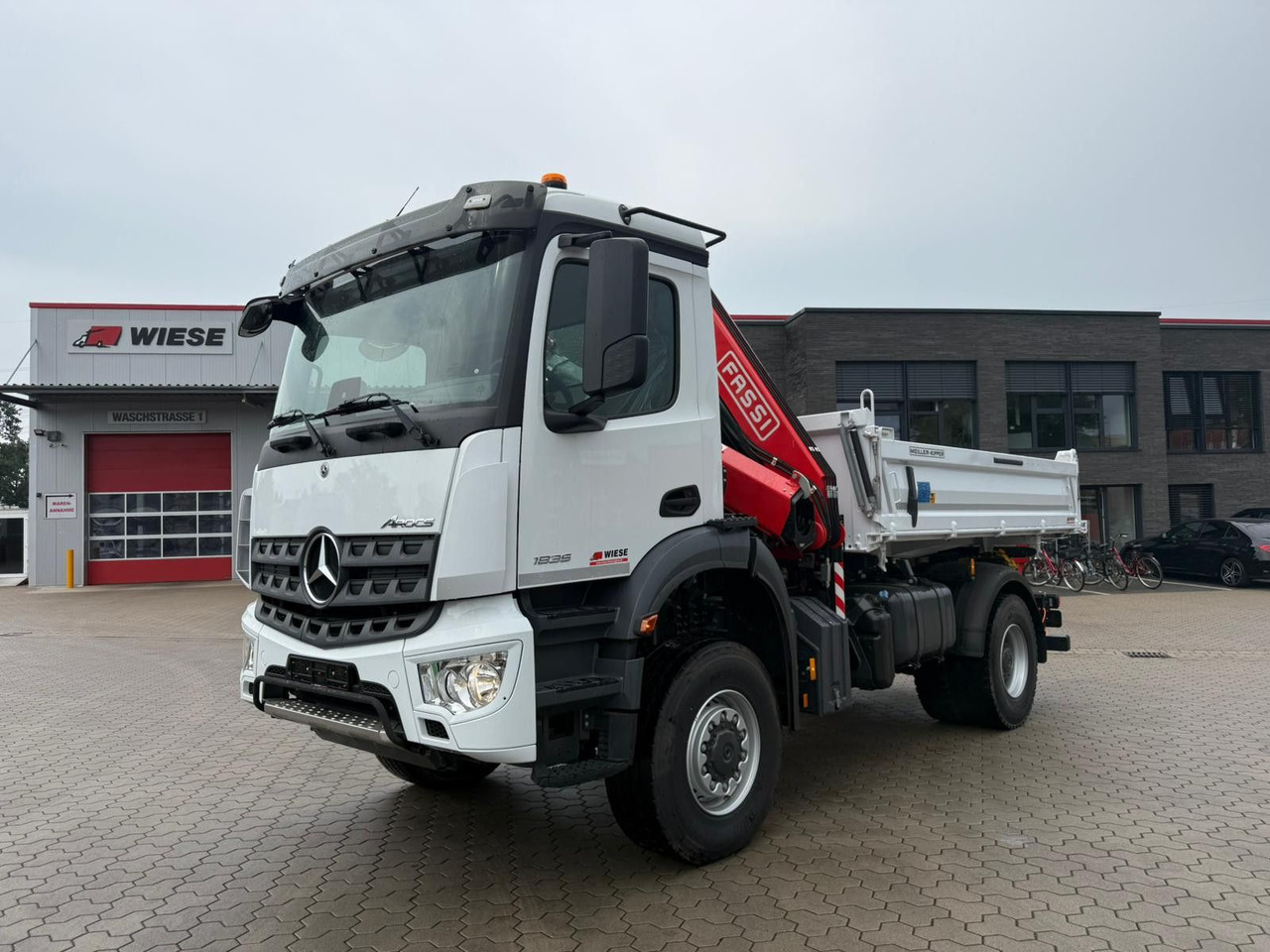 Mercedes-Benz Arocs 1835 4x2 Meiller Fassi F135 Kran Kipper - Camion grue: photos 1 Mercedes-Benz Arocs 1835 4x2 Meiller Fassi F135 Kran Kipper - Camion grue: photos 1
