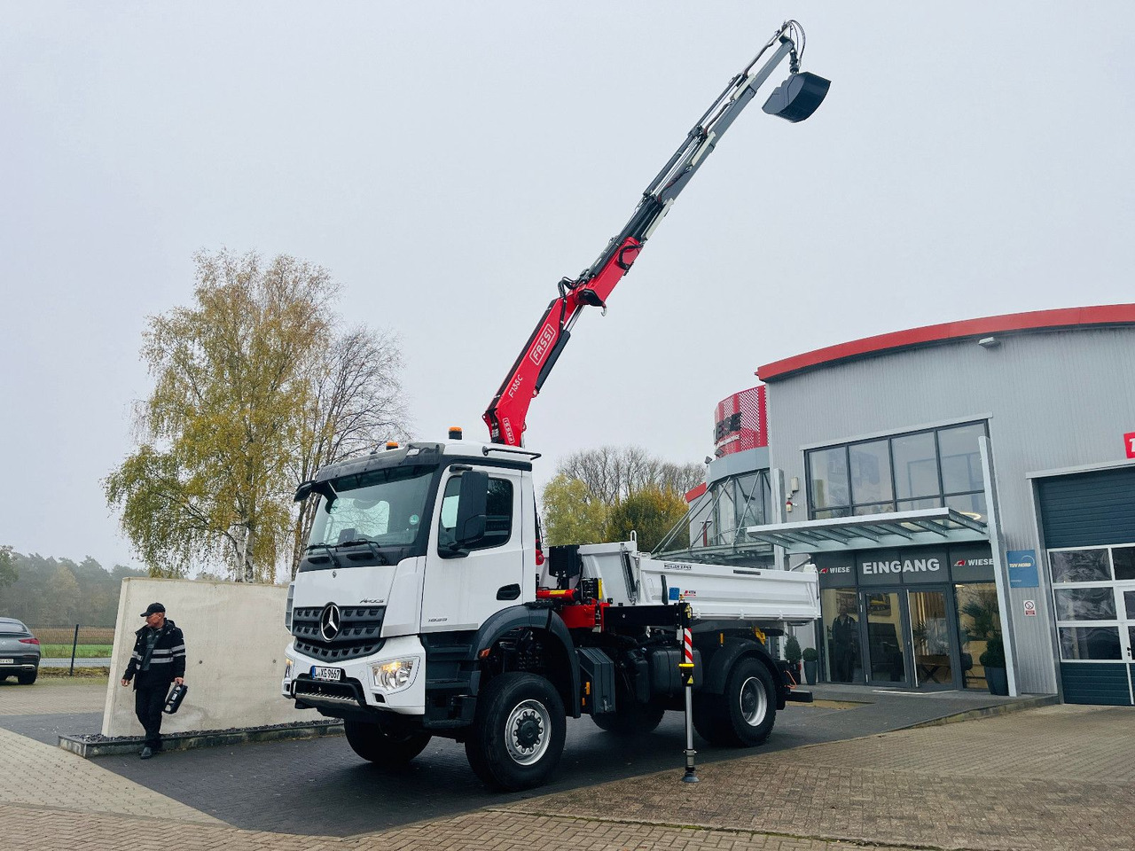 Camion benne, Camion grue Mercedes-Benz Arocs 1835  4x4 Meiller Fassi F135 Kran Kipper: photos 11