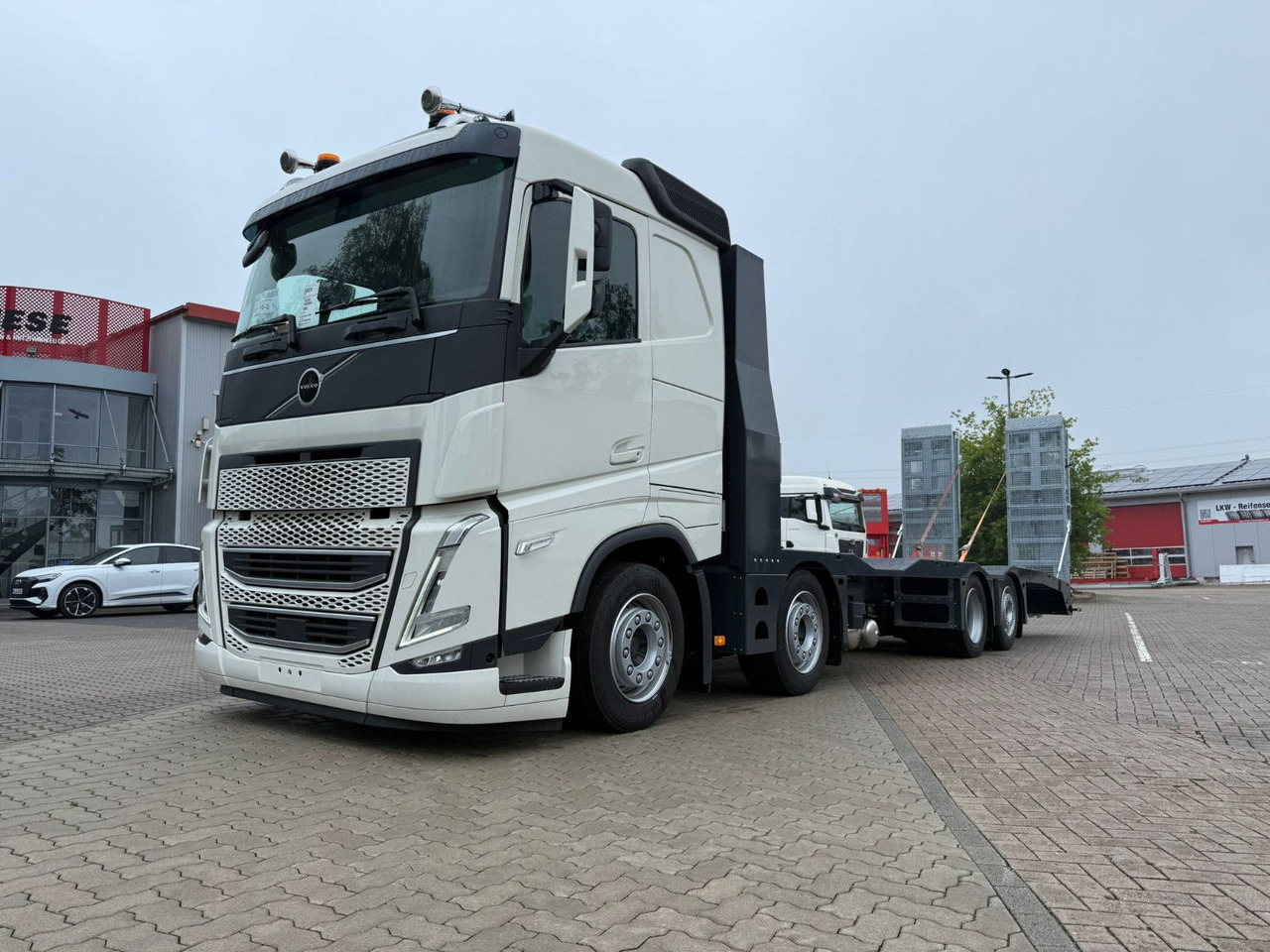 Volvo Arbeitsbühnen Baumaschinentransporter mit Rampen - Remorqueuse: photos 1 Volvo Arbeitsbühnen Baumaschinentransporter mit Rampen - Remorqueuse: photos 1