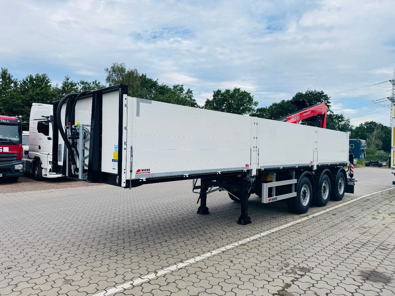 Wiese Baustoffauflieger - Heckkran Kran Fassi - Semi-remorque plateau: photos 2 Wiese Baustoffauflieger - Heckkran Kran Fassi - Semi-remorque plateau: photos 2