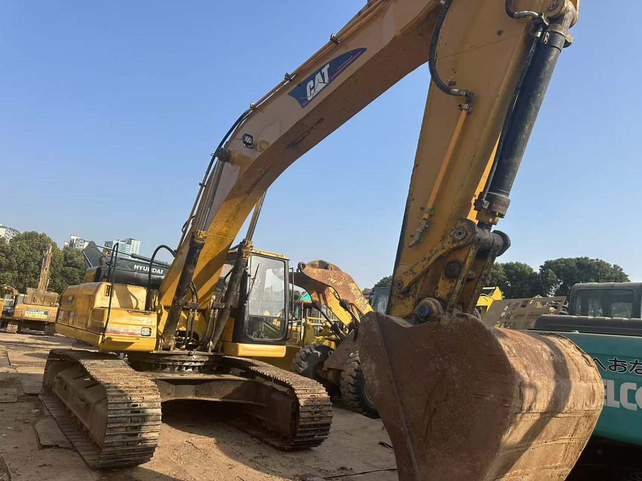 CATERPILLAR 330B - Pelle sur chenille: photos 1 CATERPILLAR 330B - Pelle sur chenille: photos 1