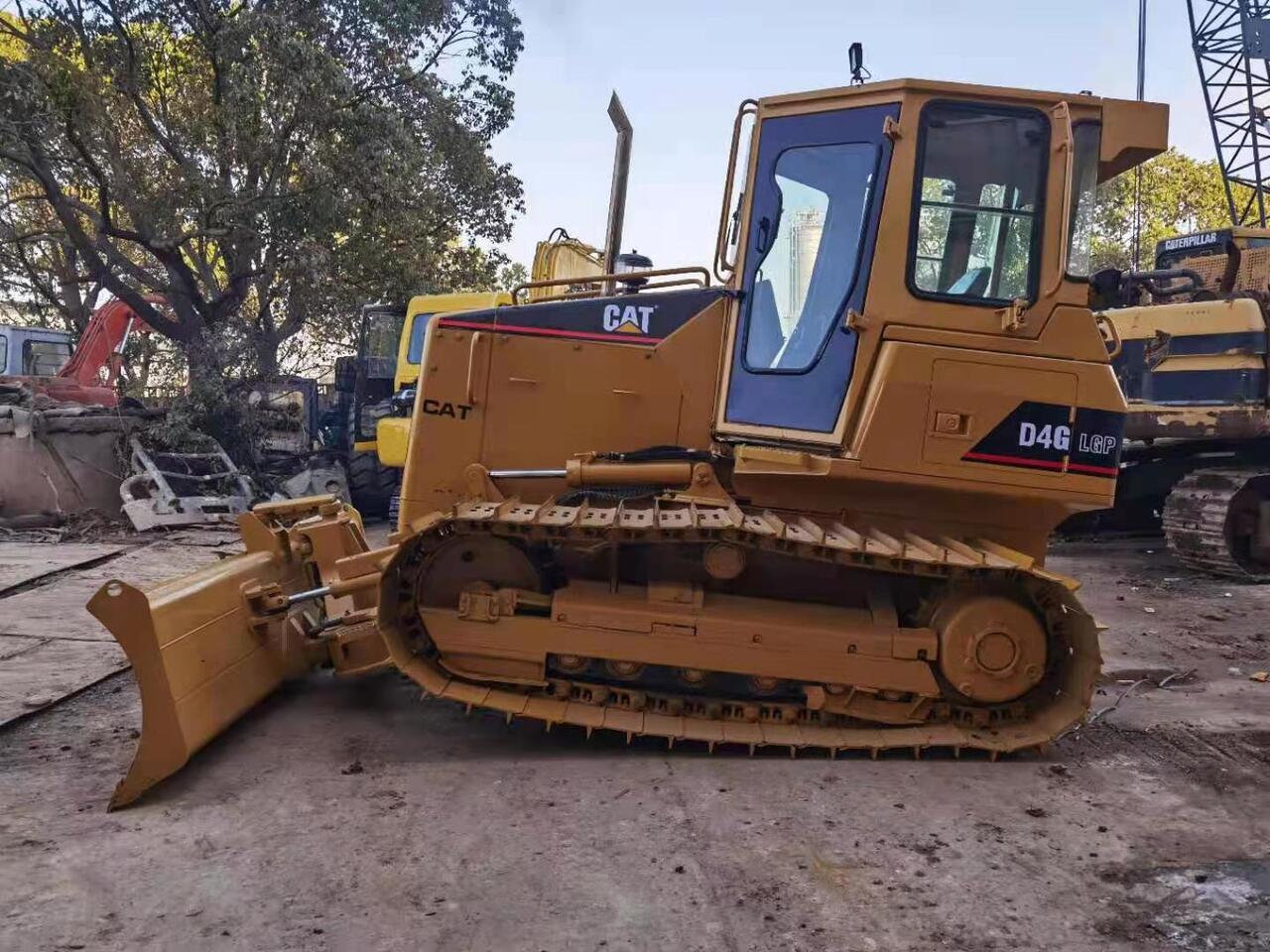 CATERPILLAR D4G - Bulldozer: photos 1 CATERPILLAR D4G - Bulldozer: photos 1