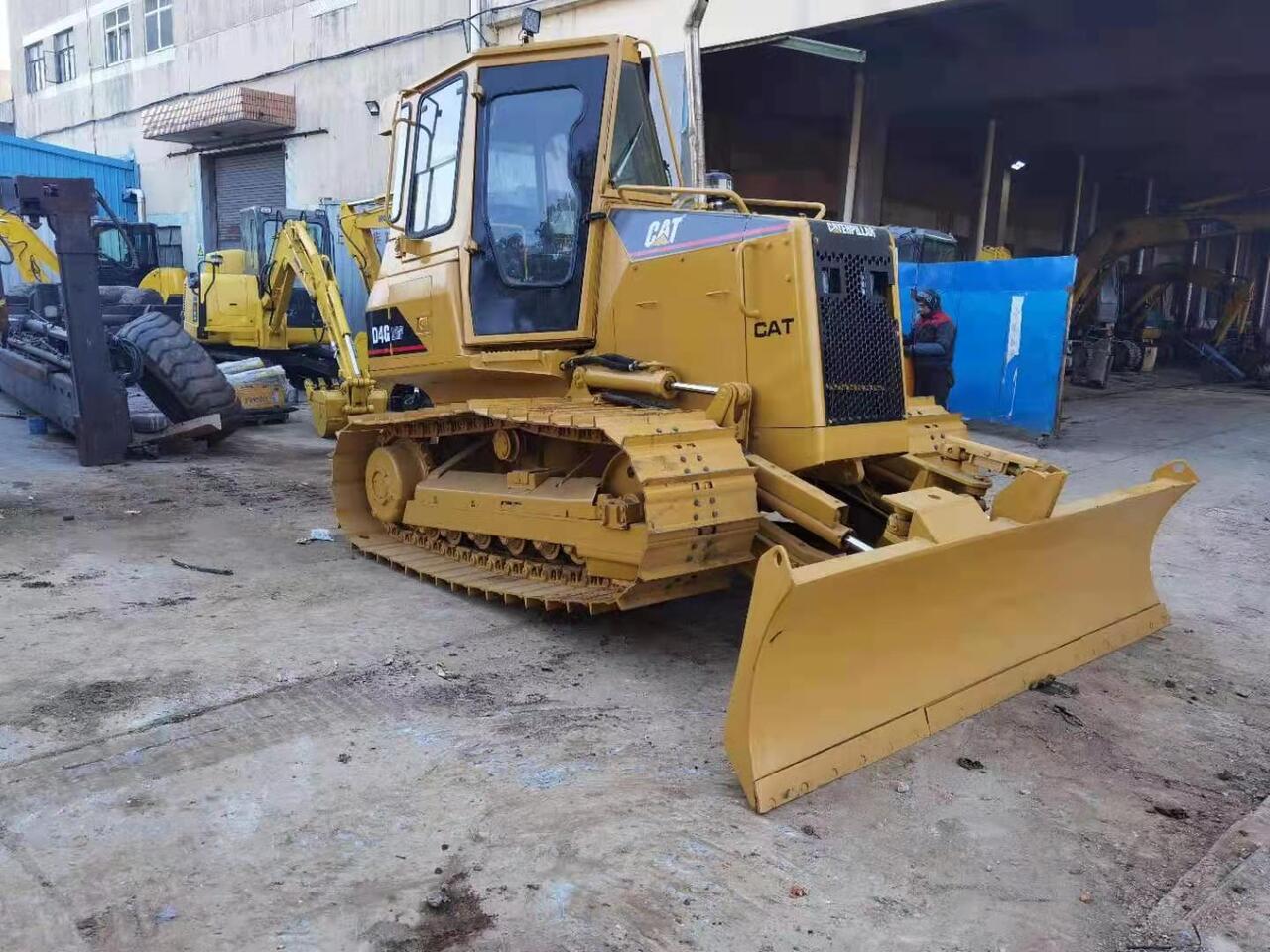CATERPILLAR D4G - Bulldozer: photos 2 CATERPILLAR D4G - Bulldozer: photos 2