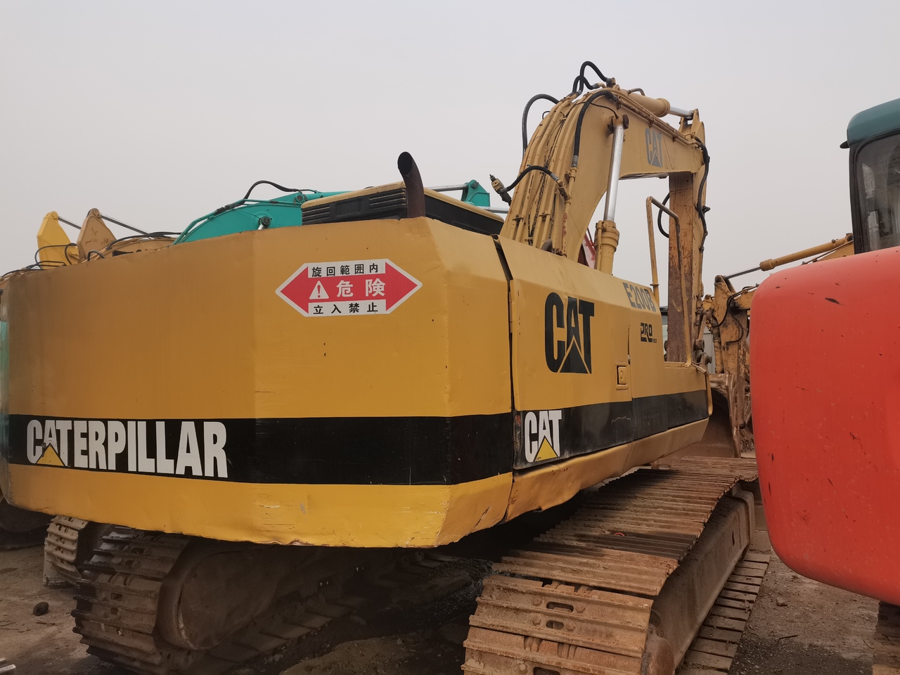 CATERPILLAR E200 - Pelle sur chenille: photos 3 CATERPILLAR E200 - Pelle sur chenille: photos 3