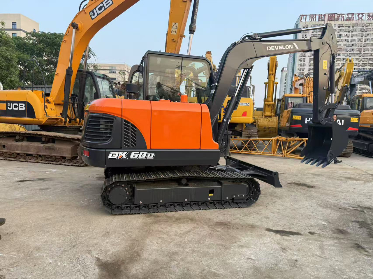 DOOSAN DX60D-10 - Pelle sur chenille: photos 3 DOOSAN DX60D-10 - Pelle sur chenille: photos 3