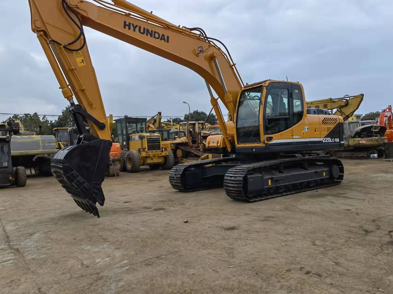 Hyundai R220LC-9S - Pelle sur chenille: photos 4 Hyundai R220LC-9S - Pelle sur chenille: photos 4