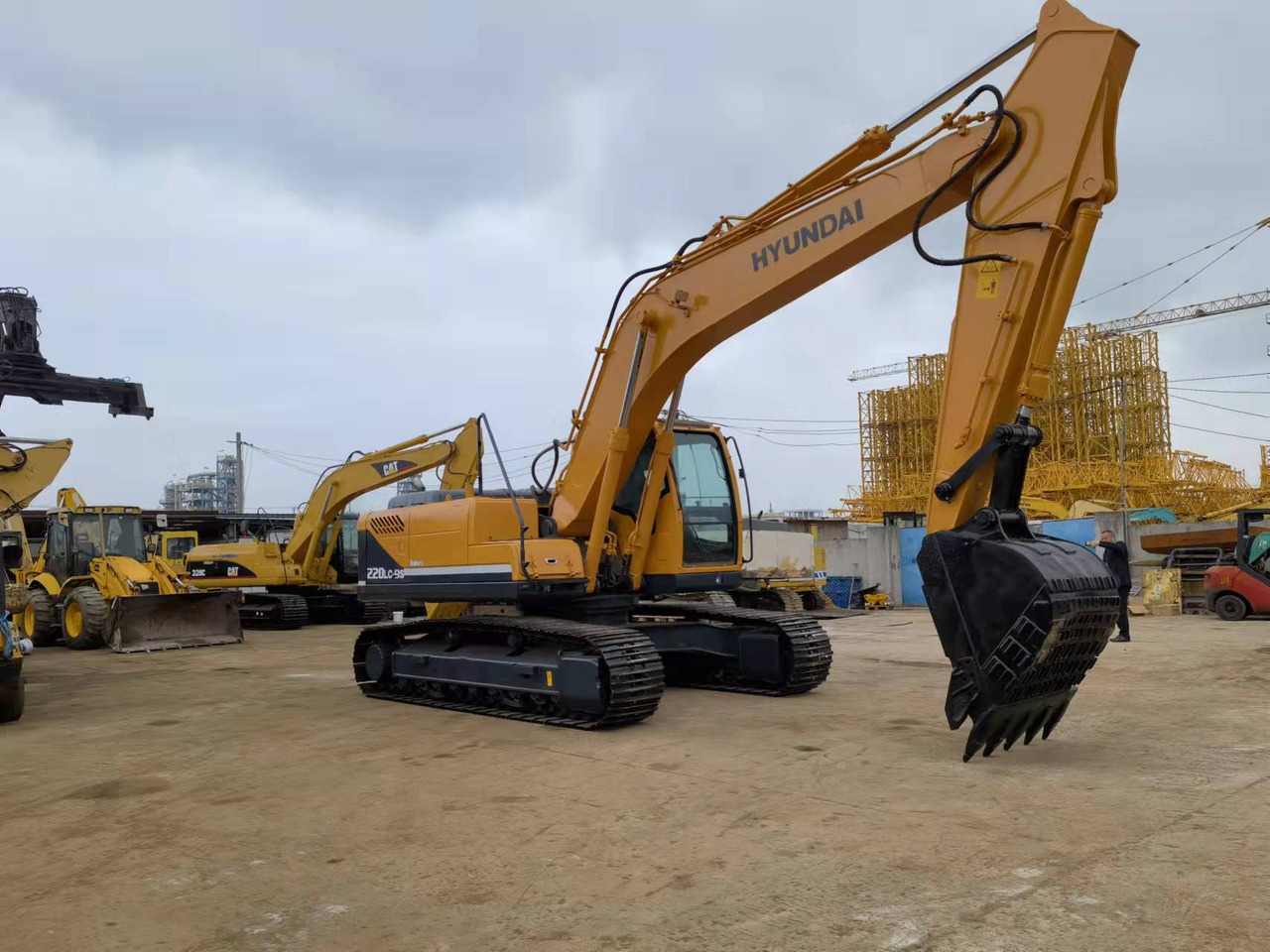 Hyundai R220LC-9S - Pelle sur chenille: photos 1 Hyundai R220LC-9S - Pelle sur chenille: photos 1