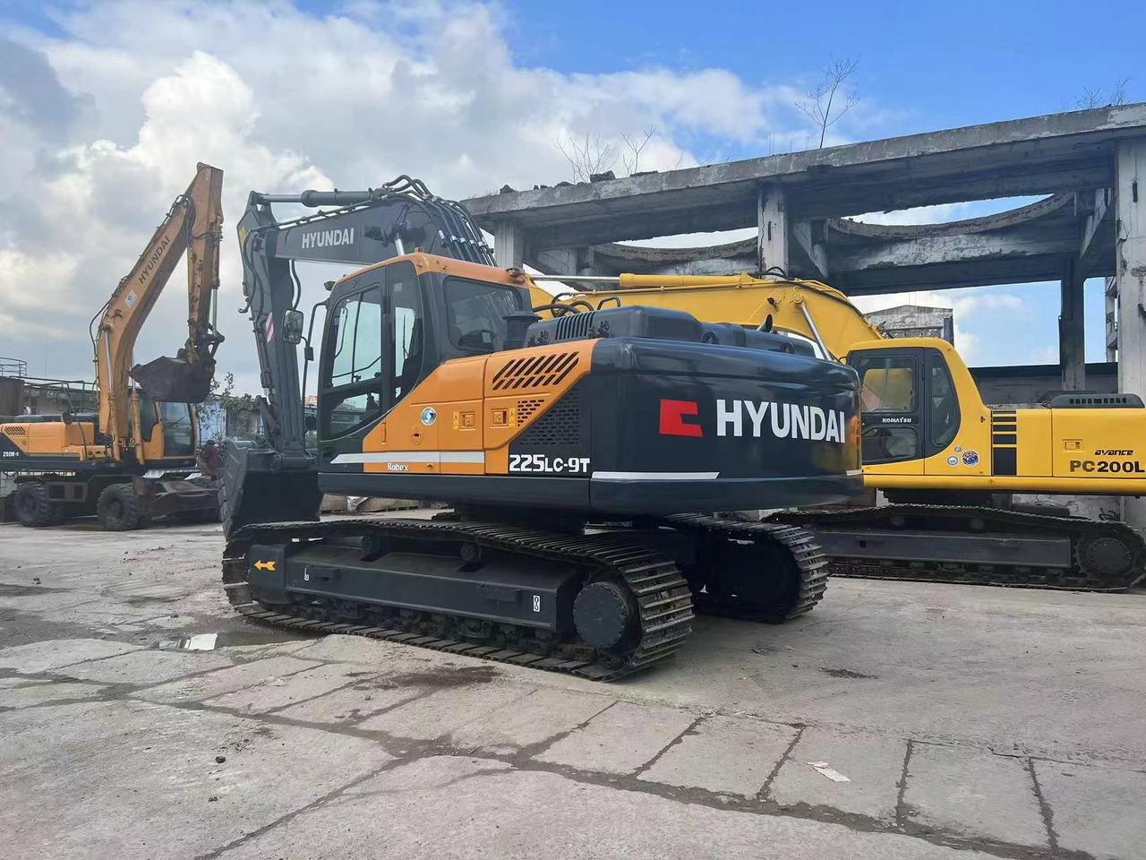 Hyundai R225LC-9T - Pelle sur chenille: photos 2 Hyundai R225LC-9T - Pelle sur chenille: photos 2