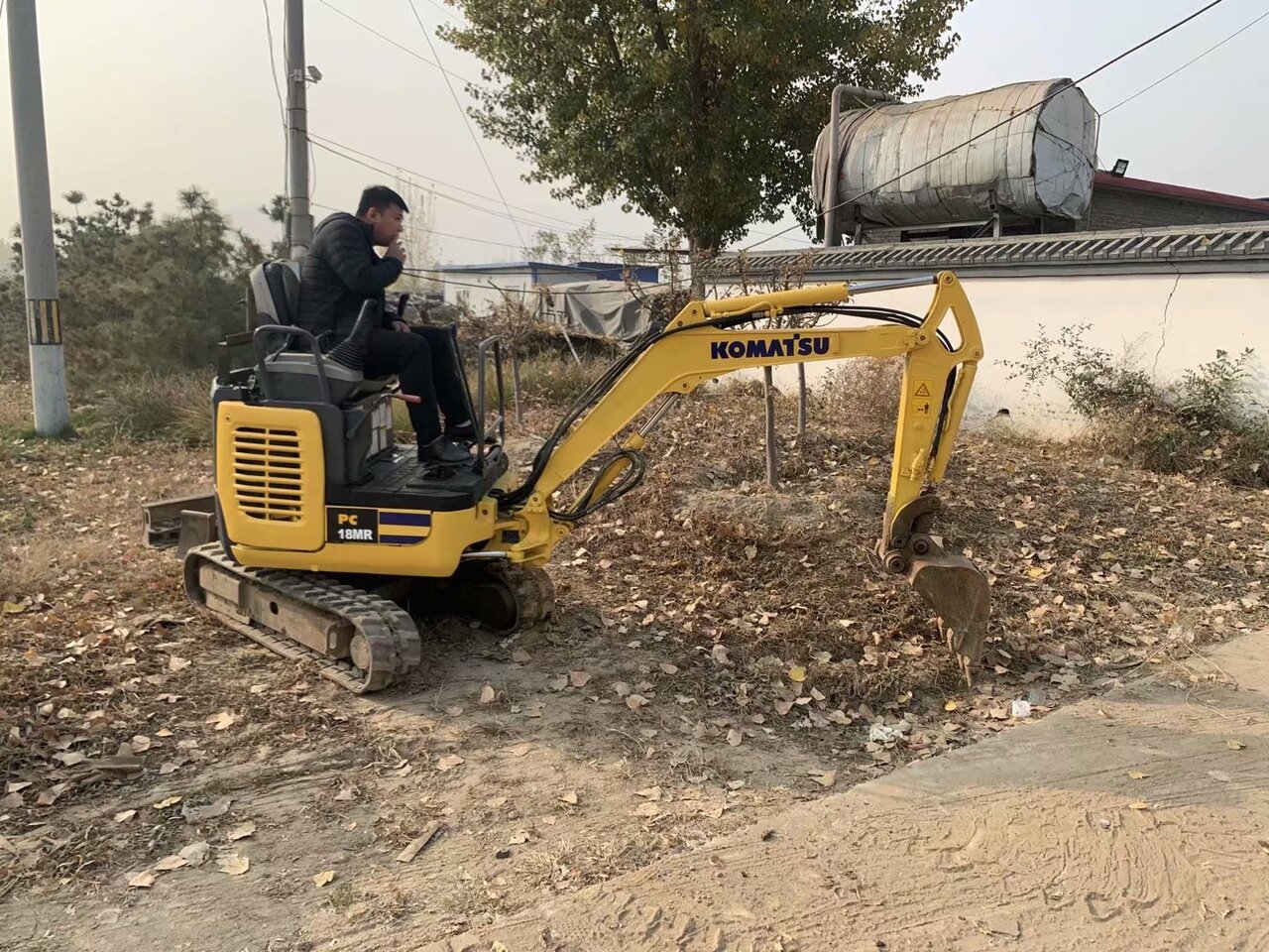 KOMATSU PC18MR - Pelle sur chenille: photos 2 KOMATSU PC18MR - Pelle sur chenille: photos 2