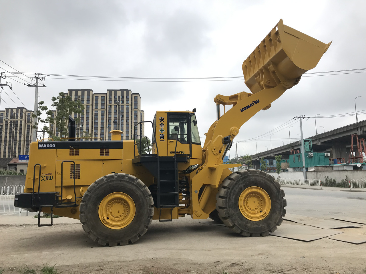 KOMATSU WA600-3 - Chargeuse sur pneus: photos 1 KOMATSU WA600-3 - Chargeuse sur pneus: photos 1