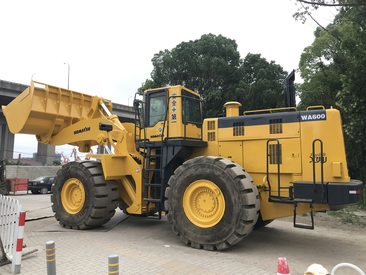 KOMATSU WA600-3 - Chargeuse sur pneus: photos 3 KOMATSU WA600-3 - Chargeuse sur pneus: photos 3