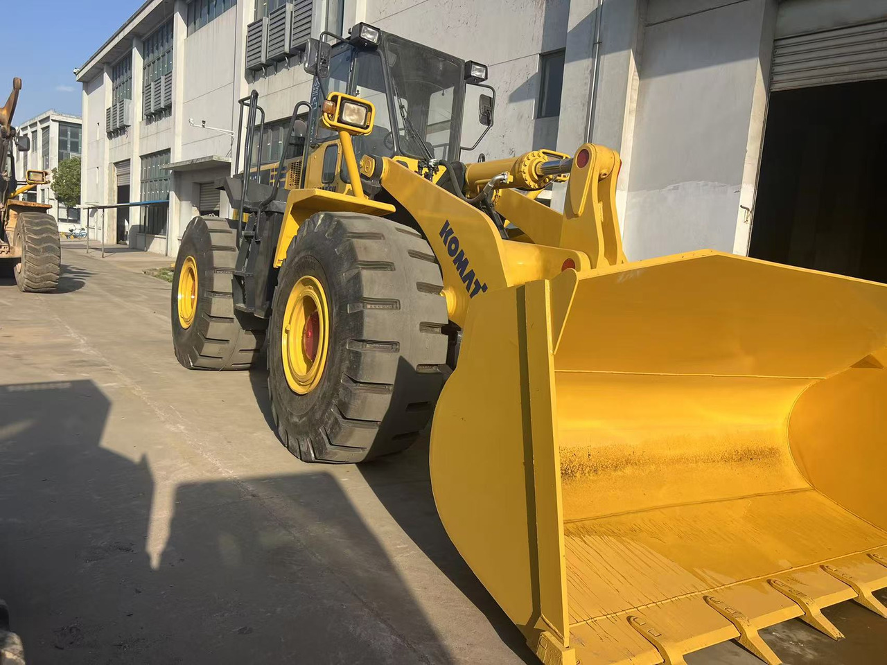 Komatsu WA470-3 - Chargeuse sur pneus: photos 2 Komatsu WA470-3 - Chargeuse sur pneus: photos 2