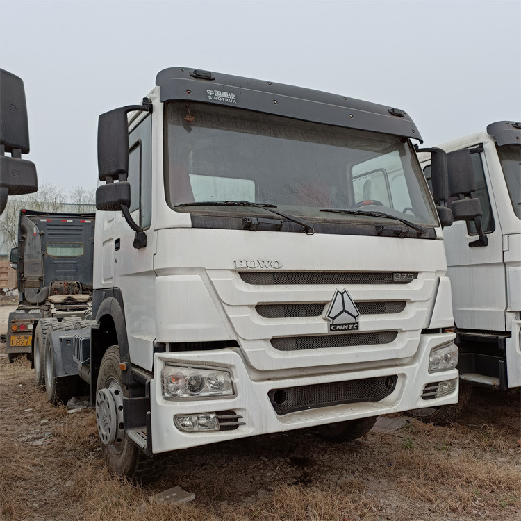 HOWO 6x4 375hp tractor - Tracteur routier: photos 5 HOWO 6x4 375hp tractor - Tracteur routier: photos 5