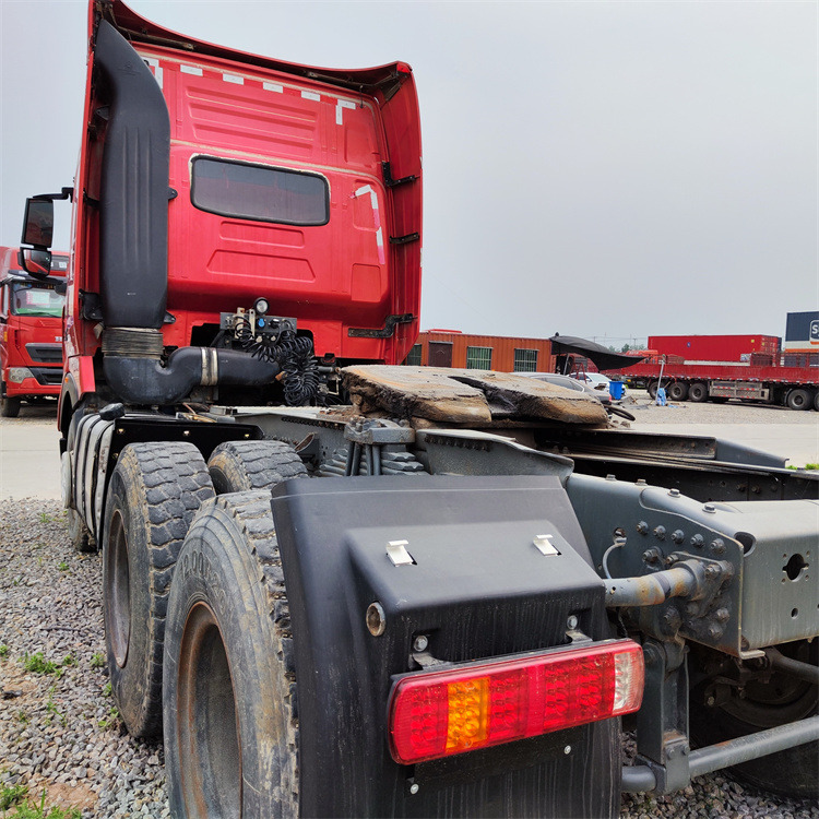 HOWO HOWO T7H-540 tractor-Red - Tracteur routier: photos 2 HOWO HOWO T7H-540 tractor-Red - Tracteur routier: photos 2