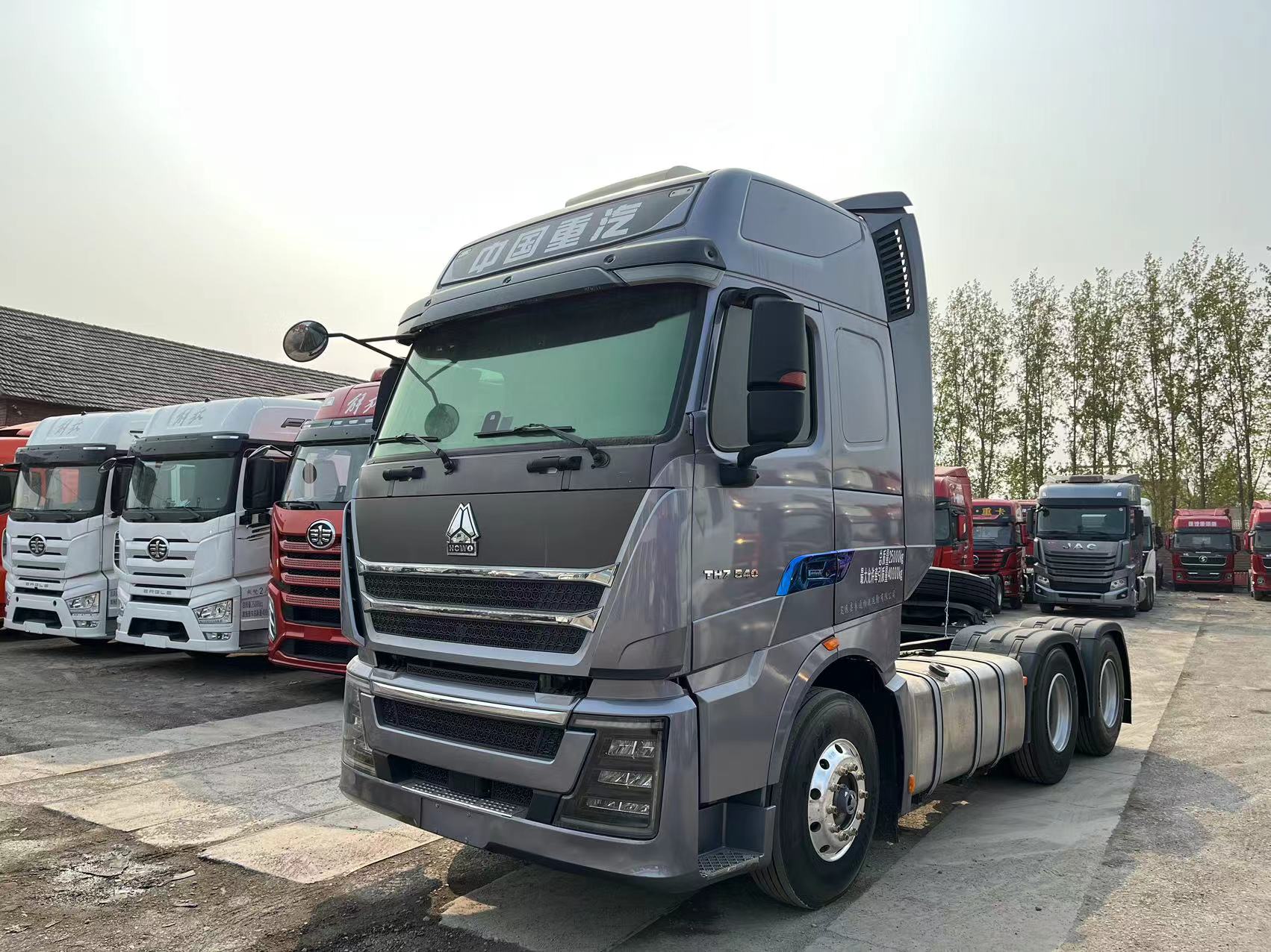 SINATRUK HOWO TH7 540 6x4 - Tracteur routier: photos 1 SINATRUK HOWO TH7 540 6x4 - Tracteur routier: photos 1