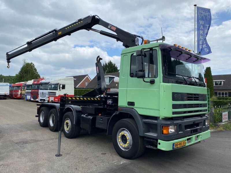 DAF 95 ATi 360 8X2 STEEL SPRING HIAB 166B-2 Duo - Camion grue: photos 2 DAF 95 ATi 360 8X2 STEEL SPRING HIAB 166B-2 Duo - Camion grue: photos 2