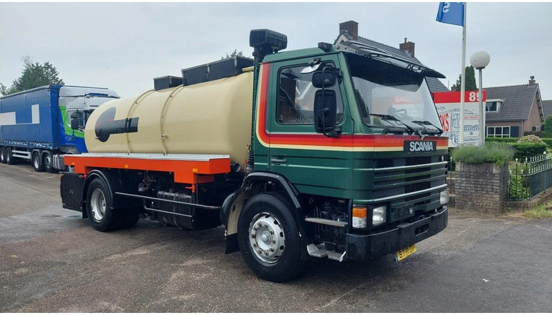Scania P82 4x2 Tank - Camion citerne: photos 2 Scania P82 4x2 Tank - Camion citerne: photos 2