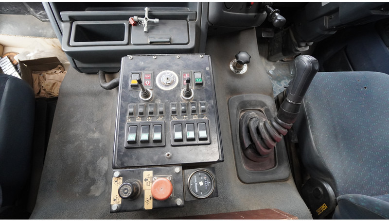 DAF 65.180 ATI STREET SWEPER RH DRIVE MANUAL GARBOX 96.000KM - Balayeuse de voirie: photos 5 DAF 65.180 ATI STREET SWEPER RH DRIVE MANUAL GARBOX 96.000KM - Balayeuse de voirie: photos 5