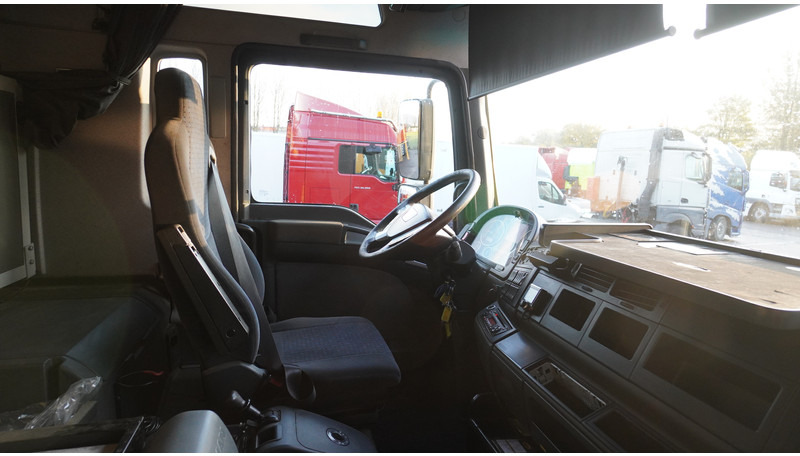 MAN TGA 41.530 8X4 160 TON'S RETARDER 283.000KM - Tracteur routier: photos 5 MAN TGA 41.530 8X4 160 TON'S RETARDER 283.000KM - Tracteur routier: photos 5