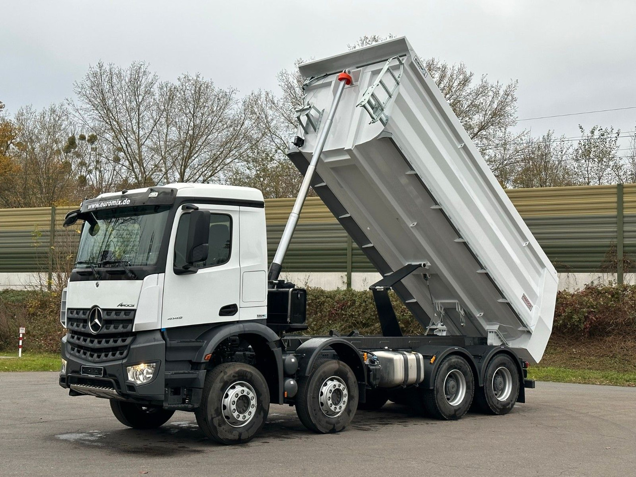 Mercedes-Benz AROCS 5 4145 8X4 E6e EuromixMTP 18m³ Kipper - Camion benne: photos 1 Mercedes-Benz AROCS 5 4145 8X4 E6e EuromixMTP 18m³ Kipper - Camion benne: photos 1