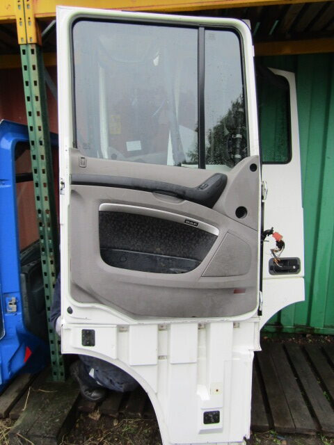 DAF XF 105 NEARSIDE (PASSENGER) COMPLETE DOOR - Cabine et intérieur pour Camion: photos 4 DAF XF 105 NEARSIDE (PASSENGER) COMPLETE DOOR - Cabine et intérieur pour Camion: photos 4