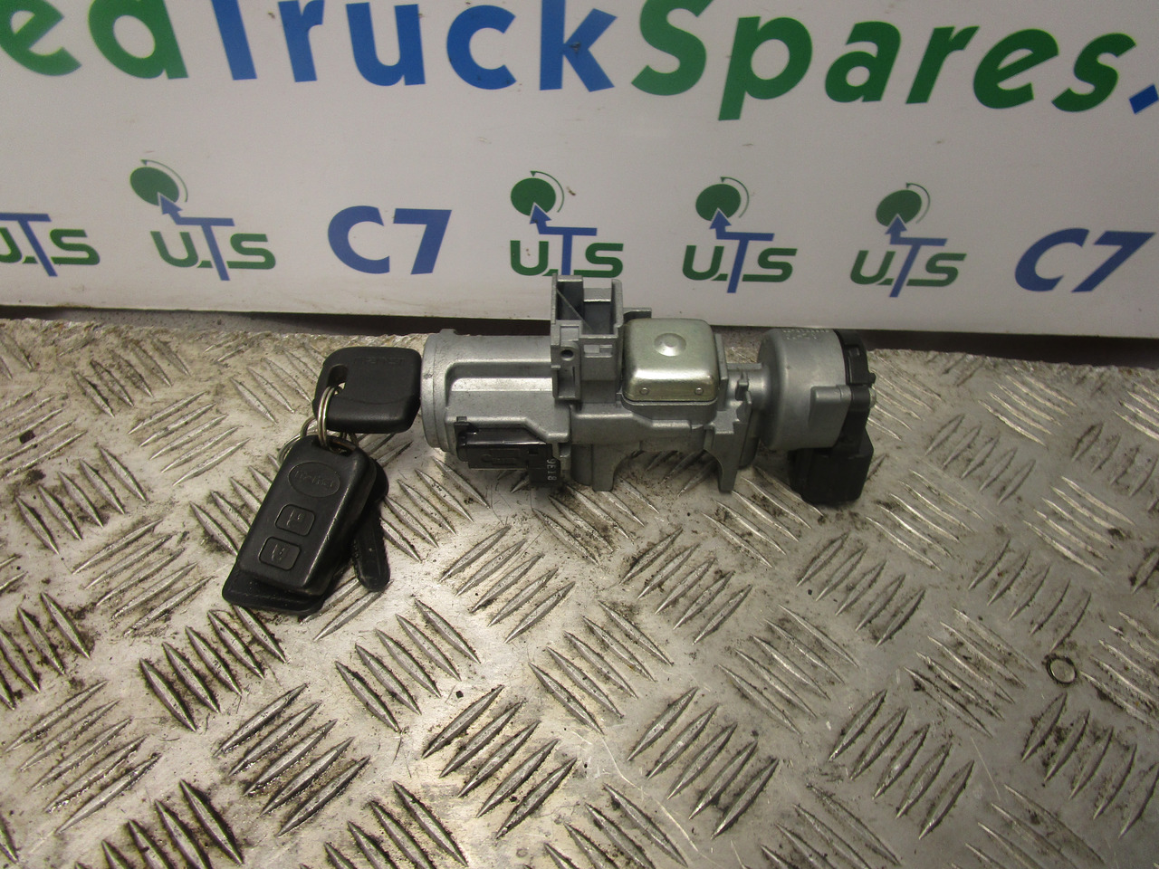 ISUZU N75 4HK1 IGNITION LOCK & KEY & TRANSPORTER - Cabine et intérieur pour Camion: photos 1 ISUZU N75 4HK1 IGNITION LOCK & KEY & TRANSPORTER - Cabine et intérieur pour Camion: photos 1