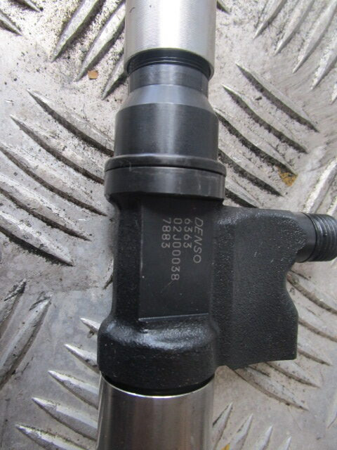 ISUZU NQR / N75 EURO 4 DENSO INJECTORS (4) P/NO 636302J00038 - Préparation du carburant pour Camion: photos 2 ISUZU NQR / N75 EURO 4 DENSO INJECTORS (4) P/NO 636302J00038 - Préparation du carburant pour Camion: photos 2