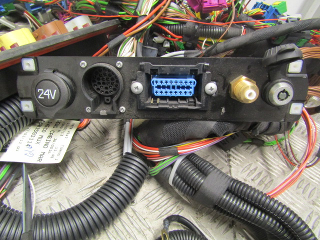 IVECO STRALIS COPLETE CAB WIRING HARNESS - Système électrique pour Camion: photos 2 IVECO STRALIS COPLETE CAB WIRING HARNESS - Système électrique pour Camion: photos 2