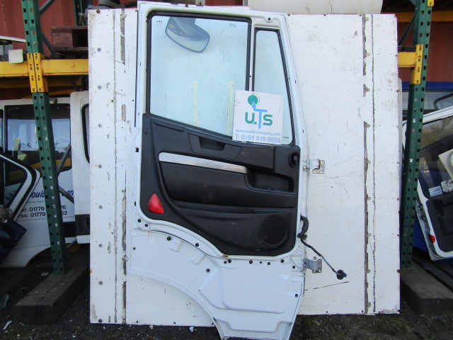 IVECO STRALIS NEARSIDE PASSENGER DOOR COMPLETE - Cabine et intérieur pour Camion: photos 2 IVECO STRALIS NEARSIDE PASSENGER DOOR COMPLETE - Cabine et intérieur pour Camion: photos 2