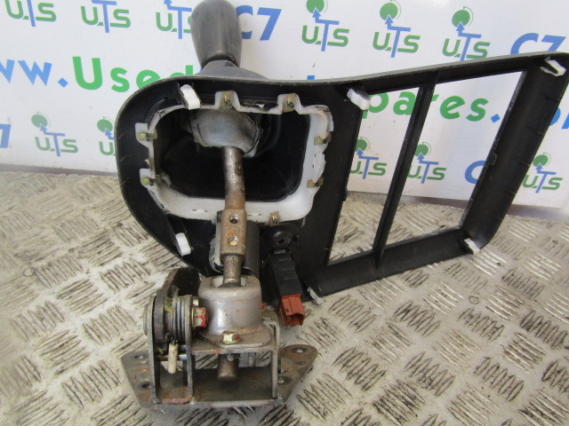 MITSUBISHI 3C11 / 3C13 GEAR LEVER ASSEMBLY COMPLETE - Cabine et intérieur pour Camion: photos 2 MITSUBISHI 3C11 / 3C13 GEAR LEVER ASSEMBLY COMPLETE - Cabine et intérieur pour Camion: photos 2