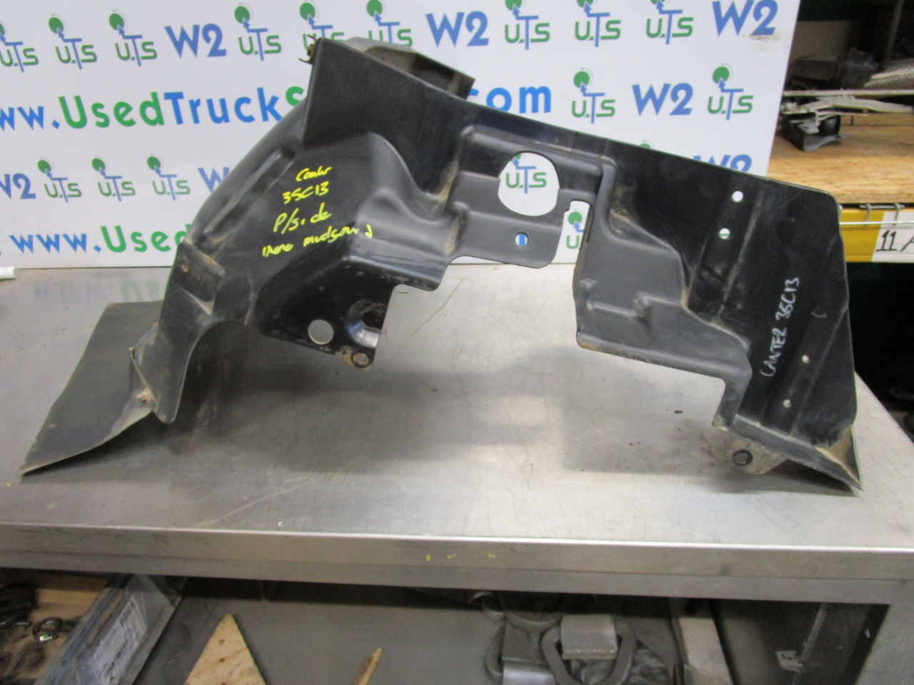 MITSUBISHI CANTER 35C INNER P/S MUDGUARD - Cabine et intérieur pour Camion: photos 1 MITSUBISHI CANTER 35C INNER P/S MUDGUARD - Cabine et intérieur pour Camion: photos 1