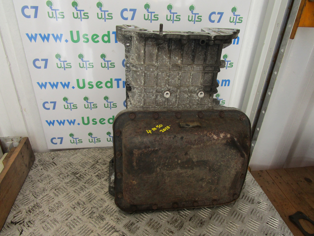 MITSUBISHI CANTER 4M50 ENGINE SUMP - Moteur et pièces pour Camion: photos 2 MITSUBISHI CANTER 4M50 ENGINE SUMP - Moteur et pièces pour Camion: photos 2