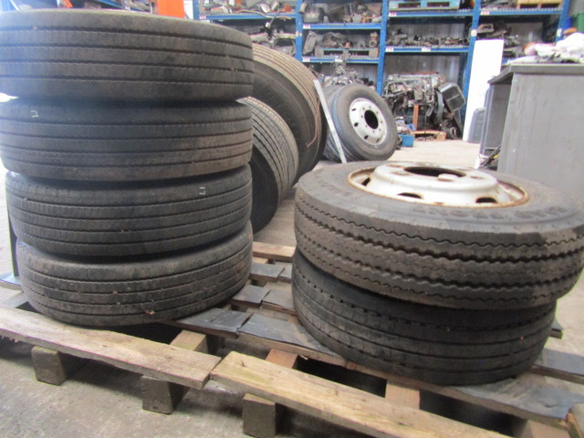 MITSUBISHI FUSO (6) WHEELS AND TYRES 205/75/17.5 8-10MM TREAD 32MM HOLES SET OF 6 - Pneu pour Camion: photos 1 MITSUBISHI FUSO (6) WHEELS AND TYRES 205/75/17.5 8-10MM TREAD 32MM HOLES SET OF 6 - Pneu pour Camion: photos 1