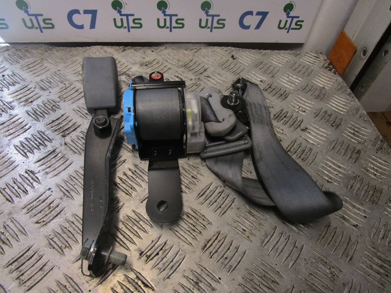 MITSUBISHI FUSO DRIVERS SIDE SEAT BELT - Cabine et intérieur pour Camion: photos 1 MITSUBISHI FUSO DRIVERS SIDE SEAT BELT - Cabine et intérieur pour Camion: photos 1