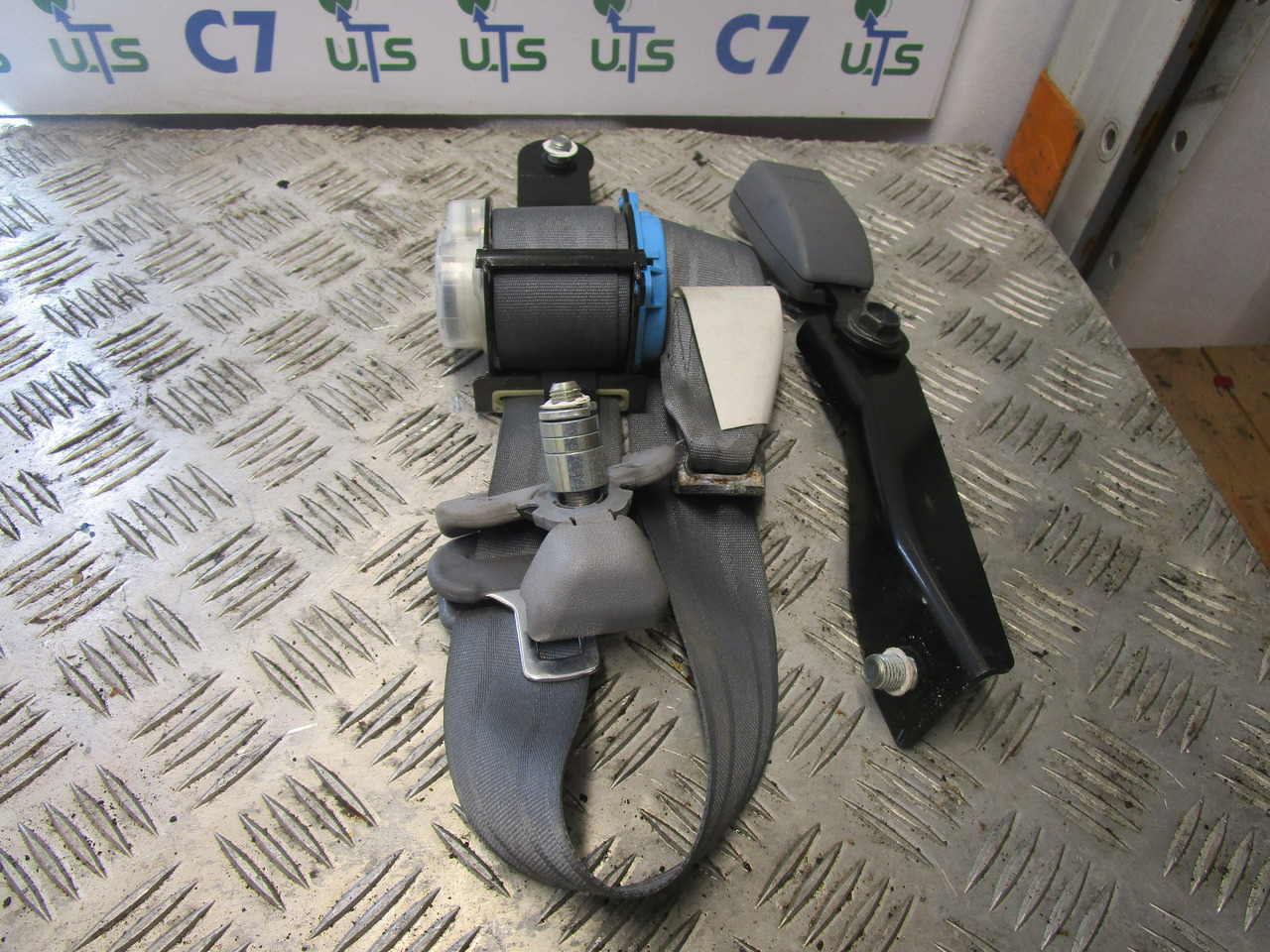 MITSUBISHI FUSO PASSENGER SIDE SEATBELT - Cabine et intérieur pour Camion: photos 1 MITSUBISHI FUSO PASSENGER SIDE SEATBELT - Cabine et intérieur pour Camion: photos 1